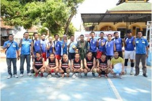 Ketua KNPI bersama panitia berfoto bersama seusai pertandingan juara grup.